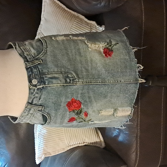 Sadie & Sage Embroidered Distressed Raw Hem Denim Midi Skirt Size M Boho Festiva - Picture 4 of 10